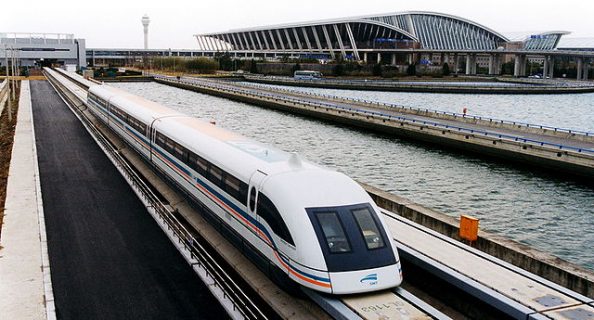 un train Maglev sortant de l'aéroport de Pudong