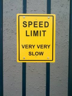 Panneau comportant la mention "Speed limit very very slow"