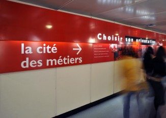 Signalétique indiquant la Cité des métiers, La Villette