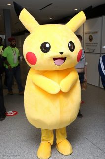 Personne déguisée en Pikachu