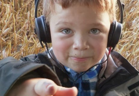 Visage d'enfant portant un casque audio