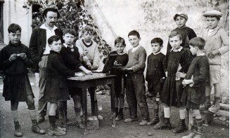 photographie de Célestin Freinet et de ses élèves