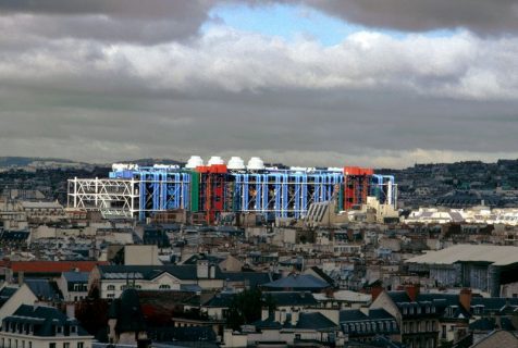 Les couleurs de la facade du Centre sur une vue éloignée