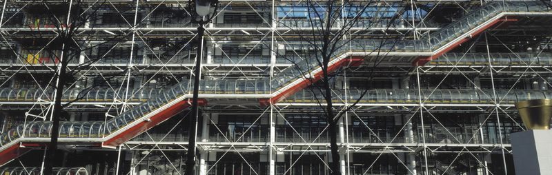 L'escalator vitré ou chenille apparent, sur la façade ouest