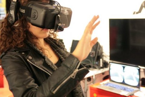 personne avec un casque de réalité virtuelle