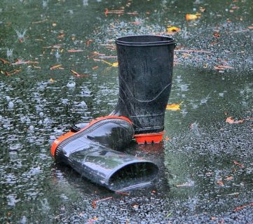 bottes en caoutchouc dans une flaque