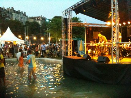 Photographie d'une scène musicale lors d'une fête de la musique à Genève