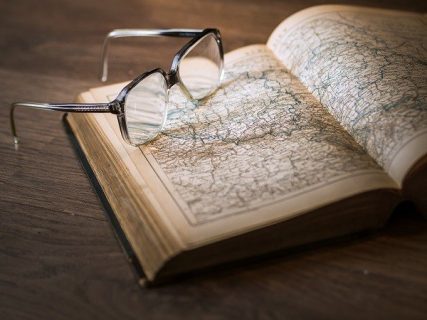 Livre ouvert sur une carte avec des lunettes