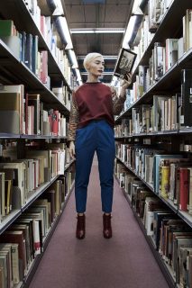 Elle prend la pose dans les rayonnages de livres