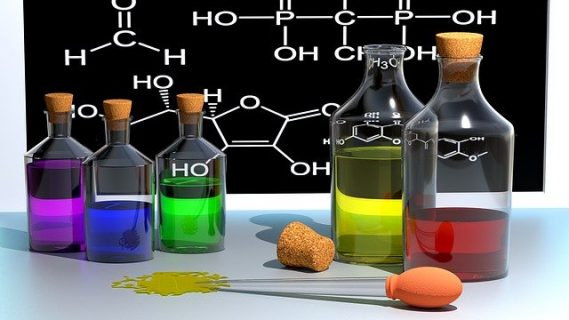 Image numérique de flacons de laboratoire colorés