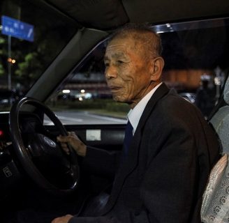 Un homme âgé dans son taxi