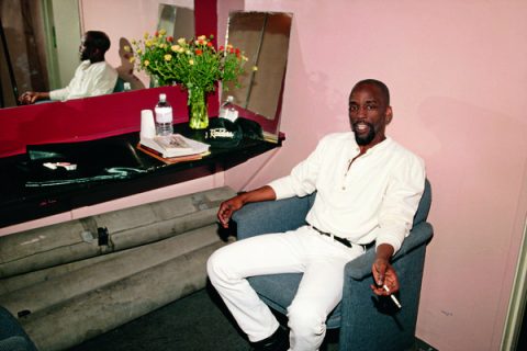 Essex Hemphill fume une cigarette dans sa loge