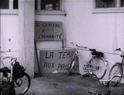 Deux pancartes de grève posées contre un mur