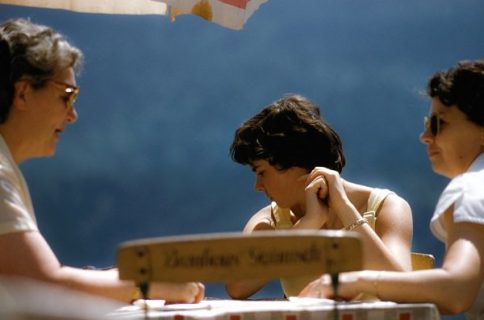 Des femmes conversent autour d'une table