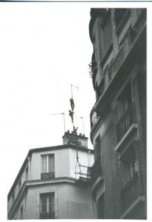 deux hommes sur une antenne