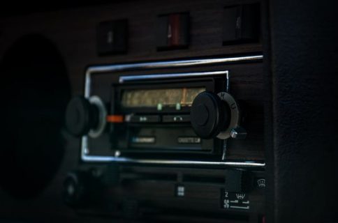 Un poste de radio dans une voiture la nuit