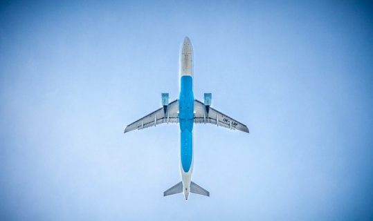 Un avion en vol vu de la terre