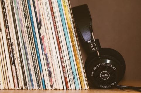 Des vinyls et un casque d'écoute