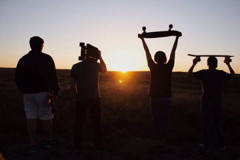 quatre jeunes, skateboards, amitié