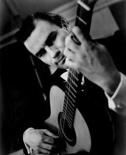 Photographie noir et blanc du guitariste reconnu Julian Bream, interprète de l'extrait suivant