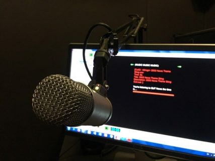 Un micro dans un studio de radio