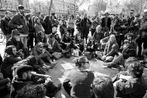 Nuit debout : groupe de personnes assises par terre en cercle place de la République