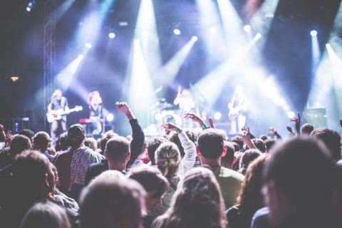 Scène de concert : un groupe rock joue devant un public