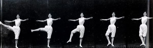 Une danseuse effectue un grand battement à la seconde