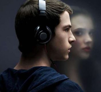 Les deux personnages principaux de la série Thirteen Reasons Why