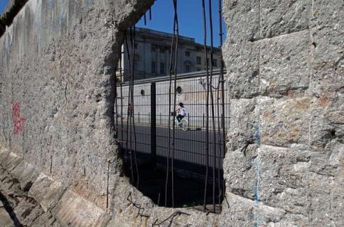 Trou grillagé dans le mur de Berlin