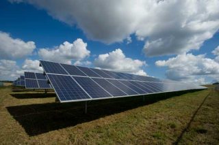 Panneaux solaire sous un ciel nuageux