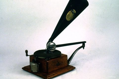 Gramophone composé d'une boite avec platine tournante, bras de lecture et amplificateur en cornet