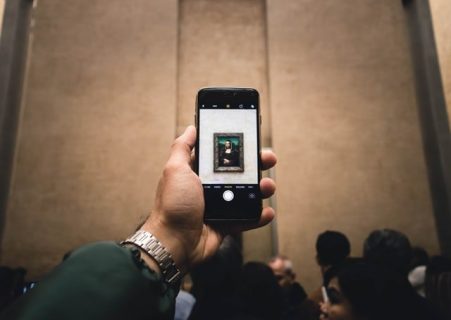 Une photo de la Joconde du Louvre s'affiche sur l'écran d'un smartphone