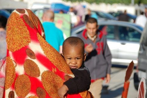 femme marocaine de dos avec son enfant