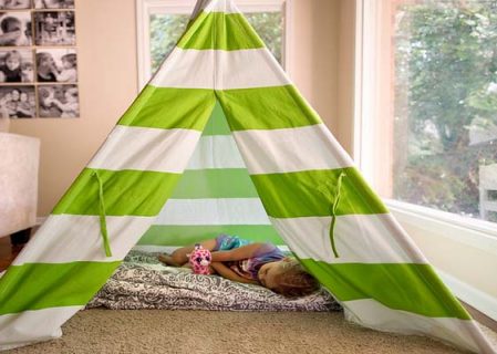 Enfant rêvant sous un tipi en tissu