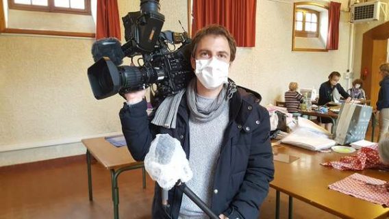 Nicolas Corbard, journaliste, en reportage avec masque et perche de son protégée, gros plan