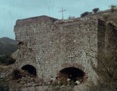 Un bâtiment de pierres en ruines