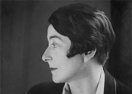 Portrait d'Eileen Gray de profil, avec des cheveux courts