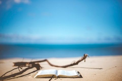 Livre ouvert sur une plage déserte