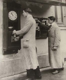 Hommes à la pointeuse vers 1914, photographie sépia