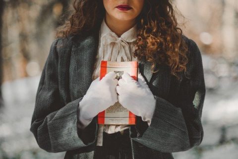 Femme serrant un livre contre sa poitrine