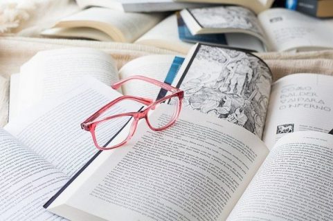 Lunettes posées sur des livres ouverts