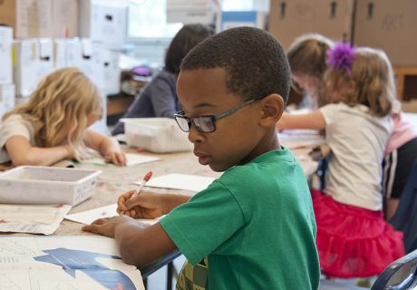 Groupe d'enfants dessinant