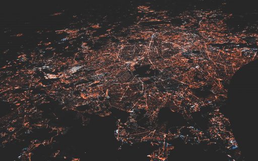 Une ville d'en haut la nuit