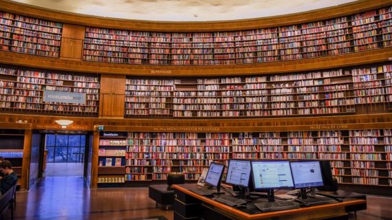 Ordinateurs au milieu d'une grande bibliothèque