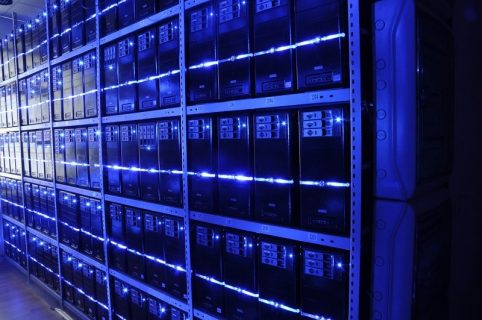 Serveurs empilés à l'intérieur d'un data center