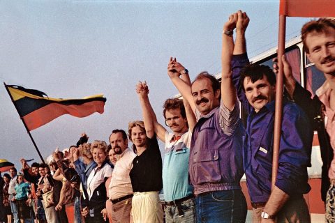 chanteurs avec drapeaux