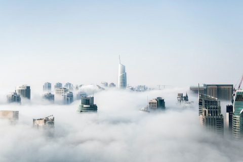 Buildings émergeants au milieu des nuages