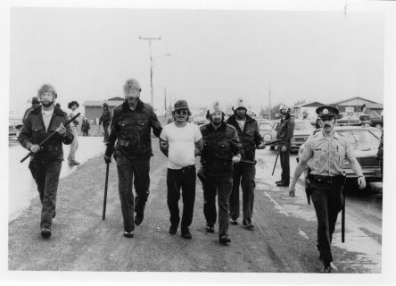 Photographie d’archive de 1981 tirée du film Les Événements de Restigouche, d’Alanis Obomsawin (1984).