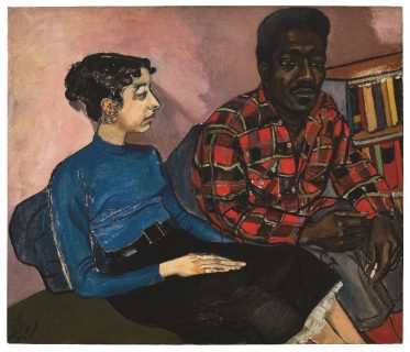 Portrait avec, à gauche, une femme blanche aux cheveux noirs vêtue d'un pull bleu et d'une jupe noire et, à droite, un homme noir vêtu d'une chemise à carreaux rouge